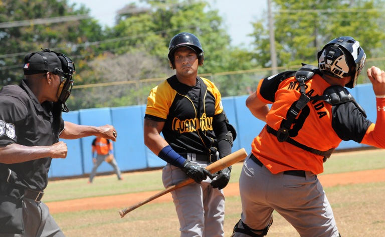 beisbol arrancada falso