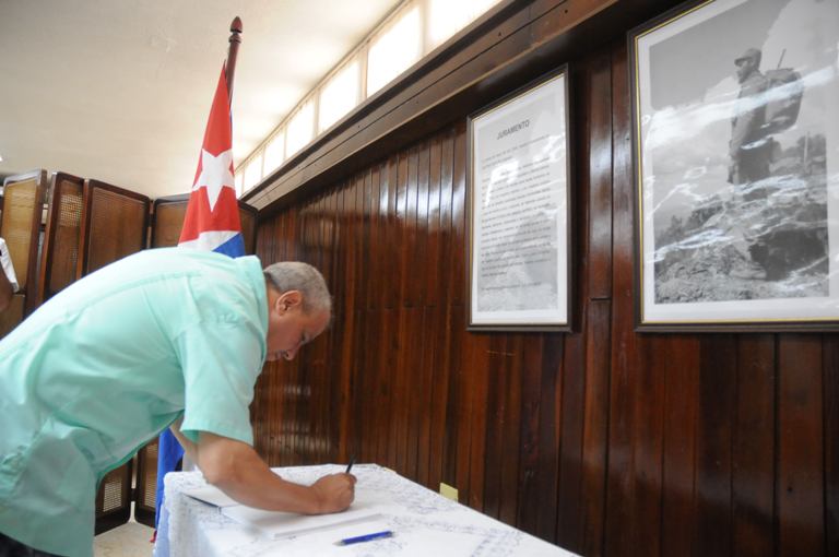 homenaje fidel plaza firman