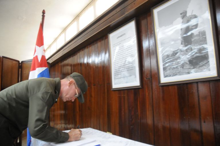 homenaje fidel plaza firman4