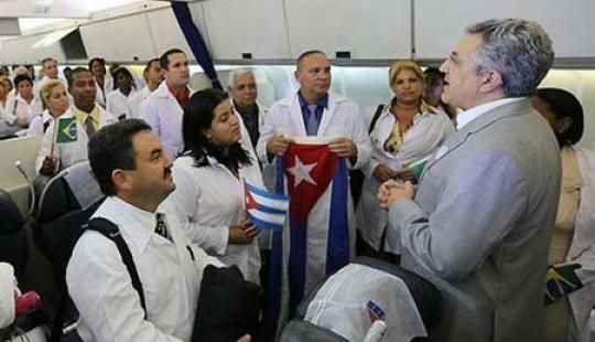 Padilha recibe a médicos cubanos en noviembre de 2013