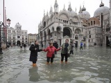 Venecia sufre su peor inundación desde 1966