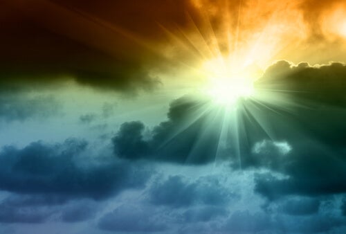 Sol brillando entre nubes