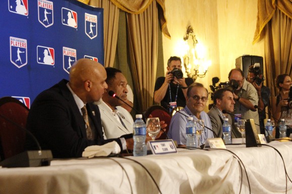 Delegación-de-Grandes-Ligas-durante-la-conferencia-de-prensa-celebrada-en-el-Hotel-Nacional-de-Cuba.-Foto-José-Raúl-Concepción-Cubadebate1.-580x386
