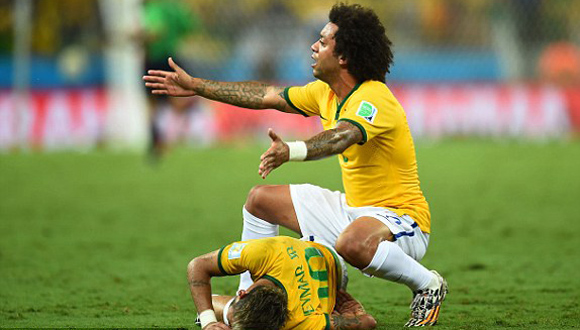 Marcelo-auxilia-a-Neymar1