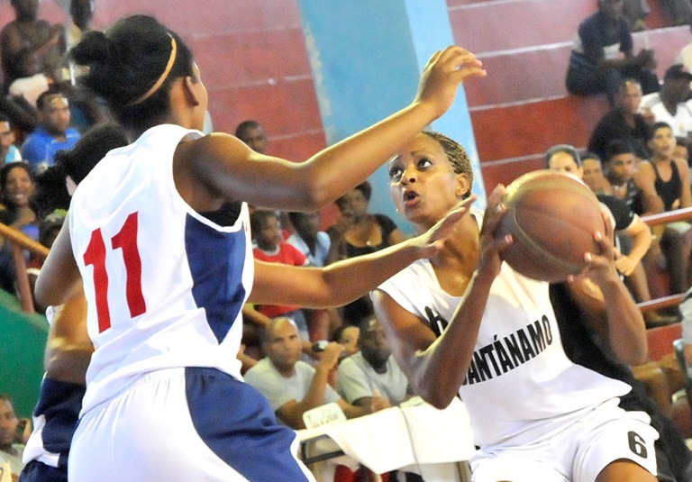 baloncesto femenino delantera