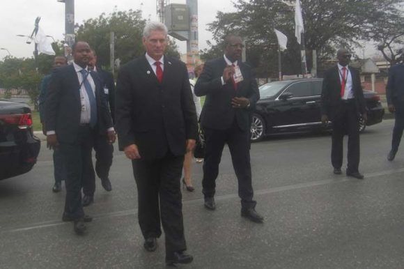 Diaz Canel en su visita a Angola 580x386
