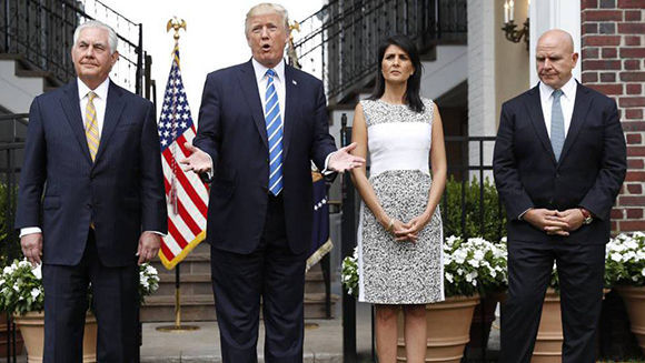 Donald Trump entre Rex Tillerson y Nikki Haley con el general H.R. McMaster la la derecha. AP