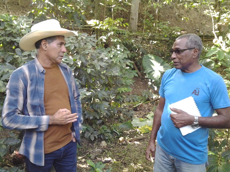 Con sombrero el agricultor premiado