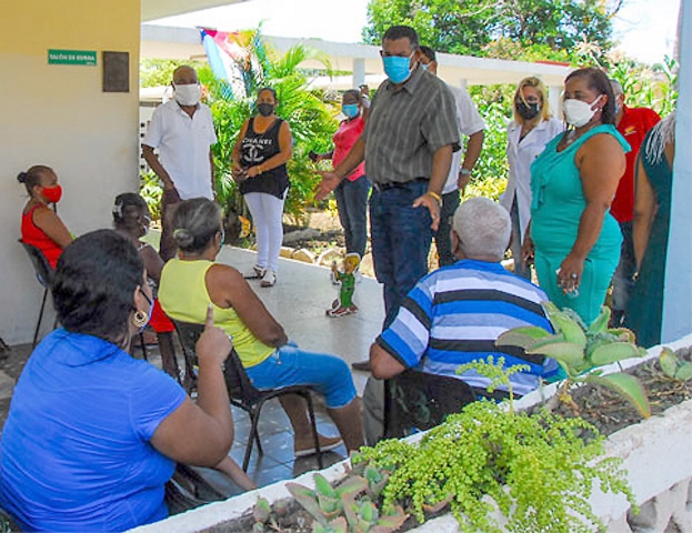 Secretario recorre vacunatorios