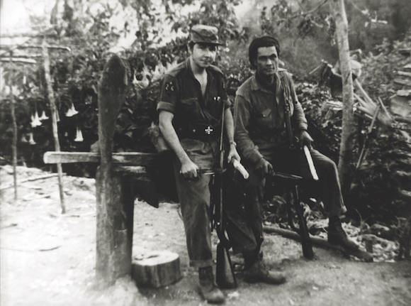3 raul castro con soldado del Ejercito rebelde