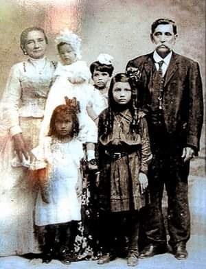Juana con su esposo e hijos