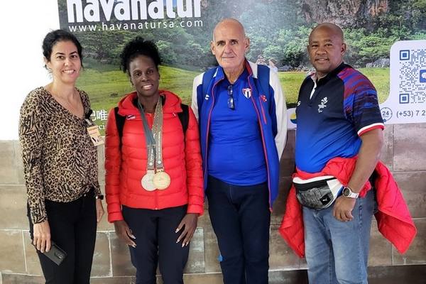 25 Suslaidy Girat regresa de Tokio