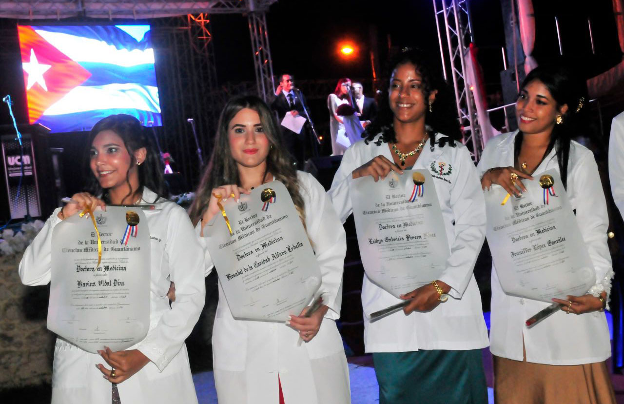 1127 graduacion ciencias medicas guantanamo