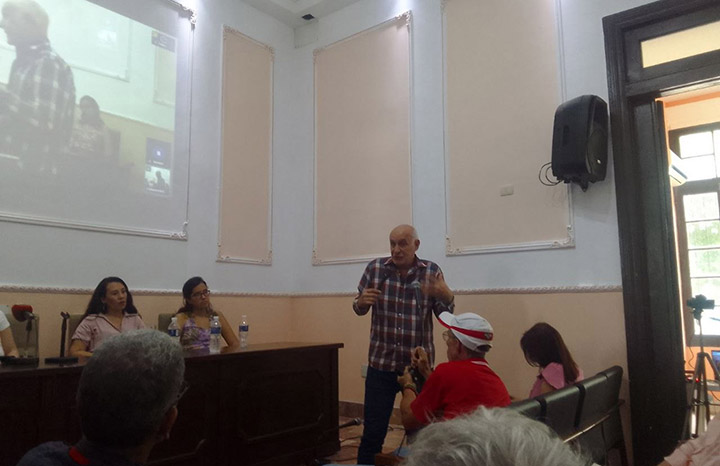 0306 mujer periodista debate con ronquillo