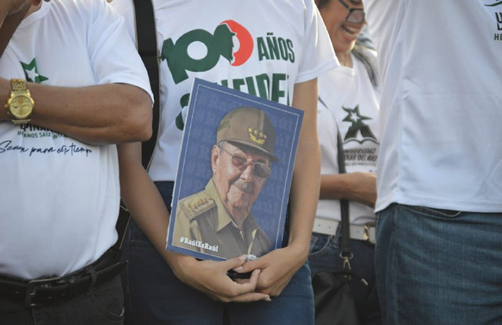 0529 tribuna raul pueblo2