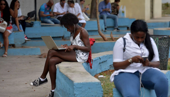 La gente usa sus telefonos y computadoras portatiles para conectarse a Internet en un parque en La Habana Cuba el 5 de diciembre de 2018. Yamil Lage AFP 580x330