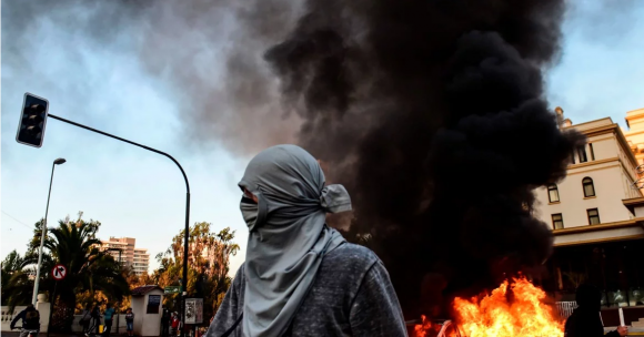 Manifestantes protestaron y causaron destrozos en el estreno del festival de Vina del Mar en Chile. Martin BERNETTI AFP 1 580x304
