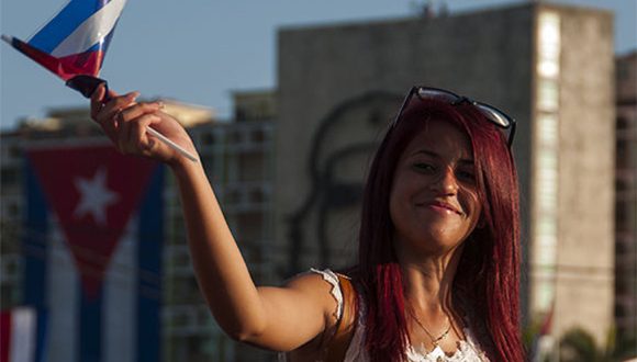Mujer bandera Plaza Irene 580x330