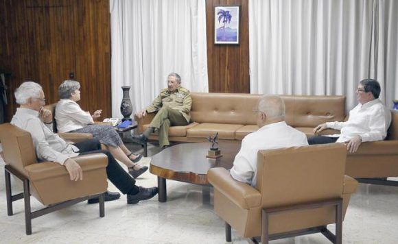 Raúl Castro y Alicia Bárcenas 580x356
