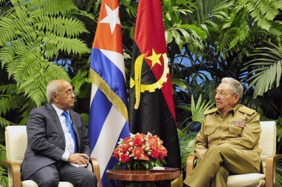 Raúl y el Ministro de Defensa de Angola 580x386