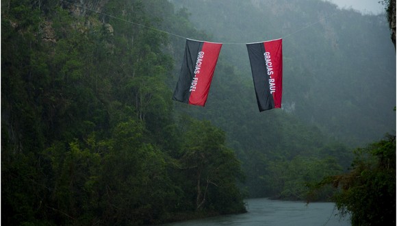 Banderas-Gracias-Fidel-y-Raúl-en-el-rio-Yumurí-580