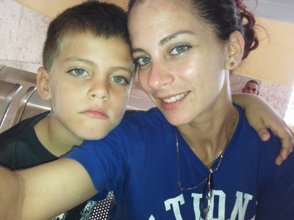 aneli pupo con uno de sus hijos 580x435