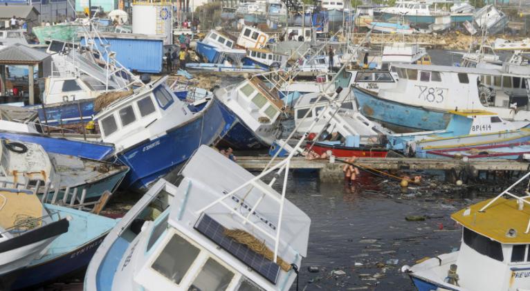 danos del huracan beryl en barbados
