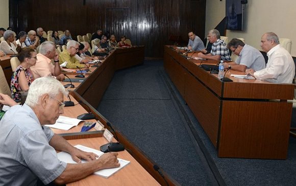 diaz canel intercambia con intelectuales cubanos 580x365