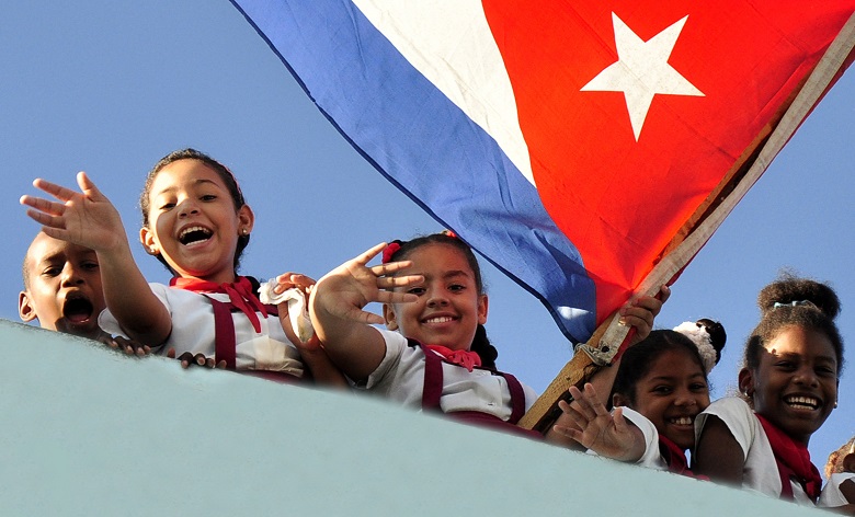 ninos escuela banderas