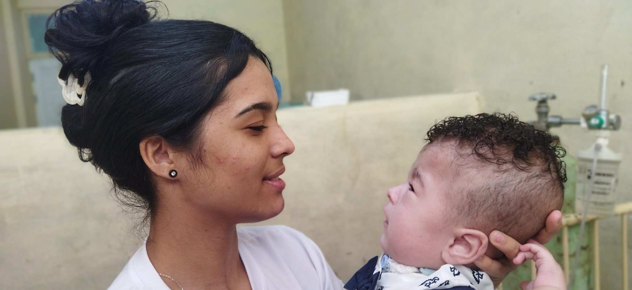 Si algo ha sostenido a Ana Laura ademas de la fe en su hijo ha sido la red de afectos que encontro en el hospital espirituano. Foto Yosdany Morejon 2048x942