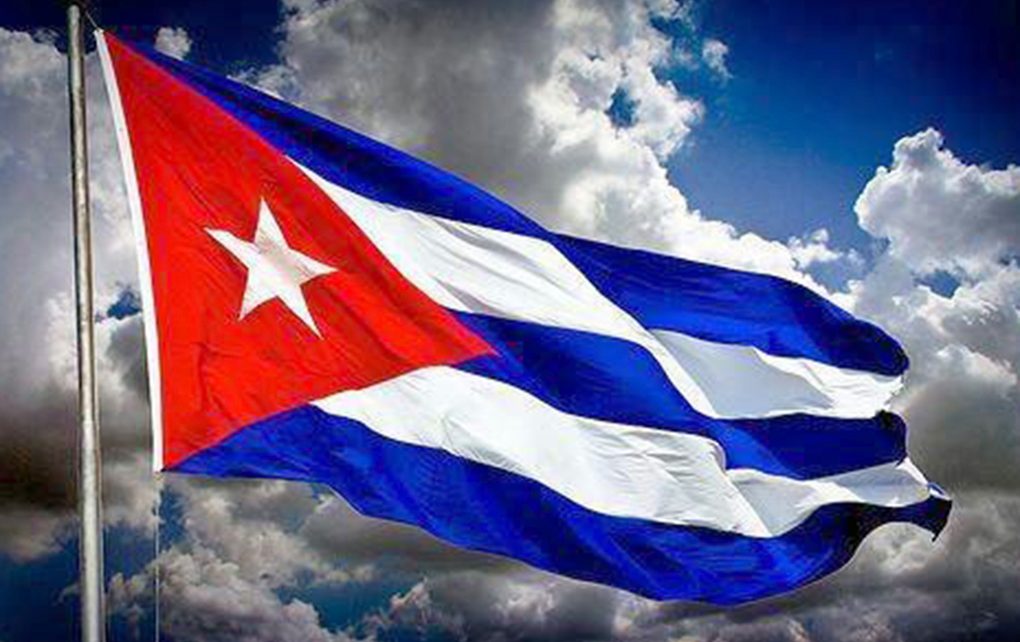 bandera cubana ondeando 1020x642