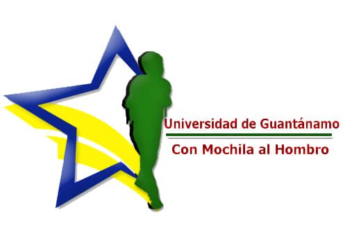 con mochila al hombro