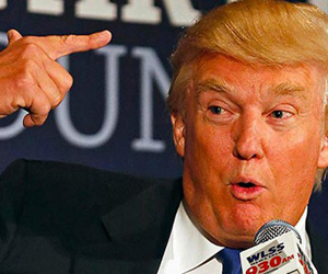 Donald-Trump dedo cabeza