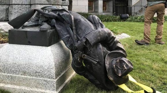 estatua derribada racismo EU 1 580x325