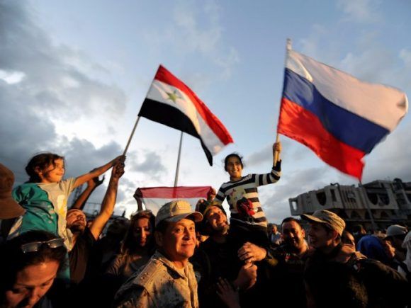 sirios celebrando el fin del Estado Islámico 580x435