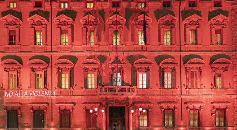 italia edificio rojo no violencia mujer