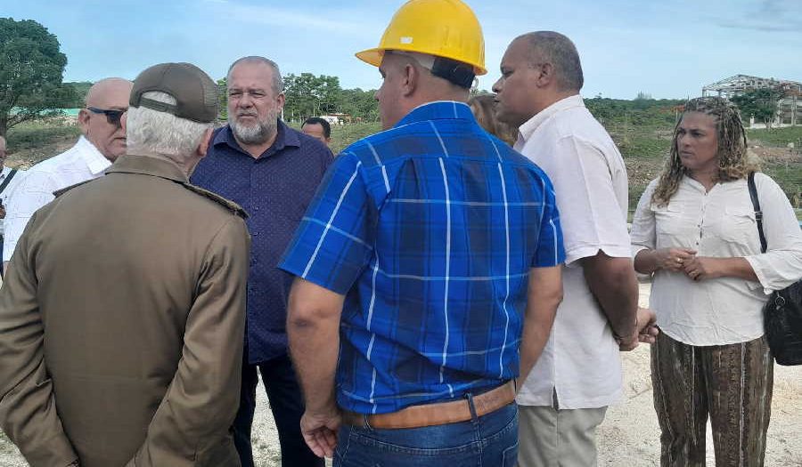 manuel marrero en la fabrica de cemento siguaney 900x525
