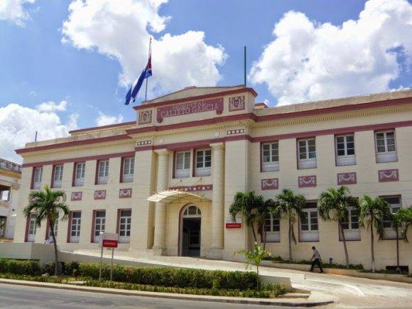 Fachada del Hospital Universitario Calixto García de La Habana 580x435