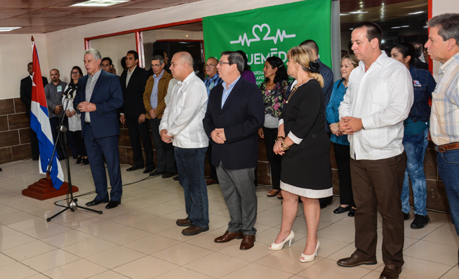 RECIBE DIAZ CANEL A MÉDICOS 2