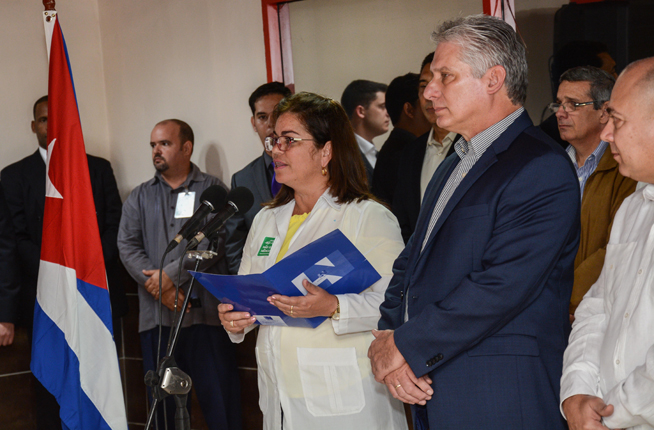 RECIBE DIAZ CANEL A MÉDICOS 4