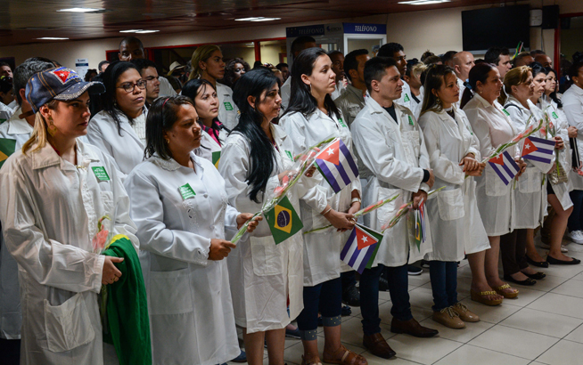 RECIBE DIAZ CANEL A MÉDICOS 5
