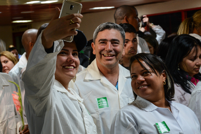 RECIBE DIAZ CANEL A MÉDICOS 7