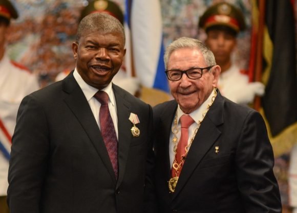 Raul y Presidente de Angola 580x417