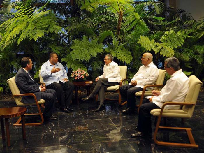 a ministro de curazao y raul castro