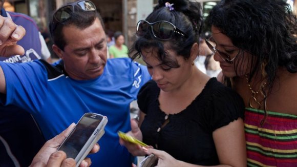 cubanos-con-celulares