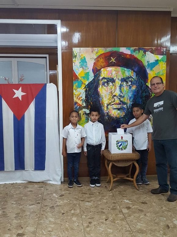 cubanos en el exterior votan 580x773