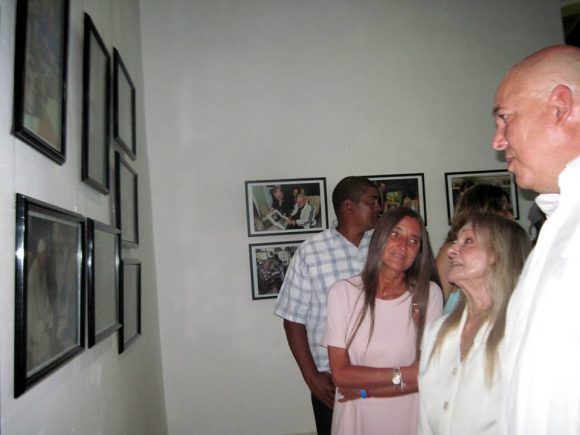 dalia y Alex mirando las fotos de Fidel 580x435