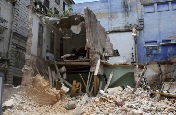 derrumbre-habana-vieja-foto-oriol-de-la-cruz 3jpg-580x381