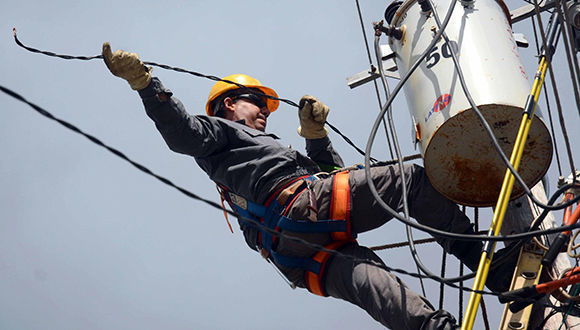 empresa electrica trabaja para recuperar el servicio luego de paso de Irma 1