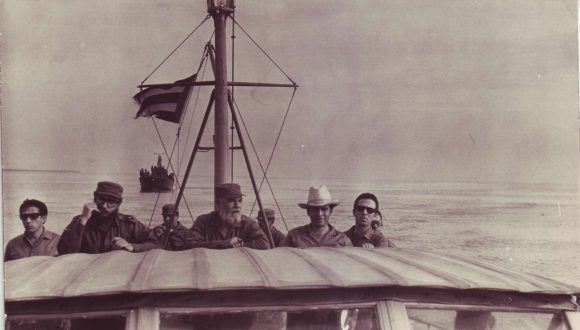 fidel en la bahia de manzanillo 580x330